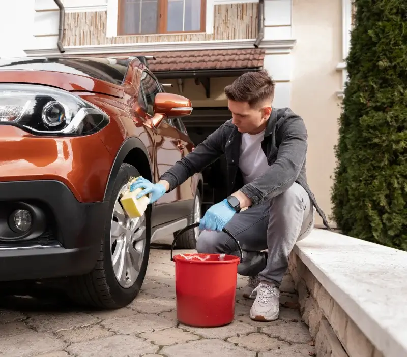 Lavage auto à domicile Castelnau-Barbarens : professionnel intervenant sur un véhicule
